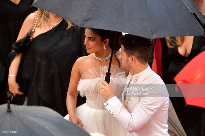 Thảm đỏ Cannes nhường spotlight cho Nick Jonas cung phụng Hoa hậu, Sui He gây sốc như không mặc gì - Ảnh 8.