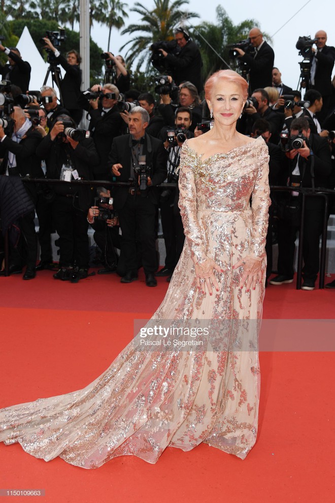 Thảm đỏ Cannes nhường spotlight cho Nick Jonas cung phụng Hoa hậu, Sui He gây sốc như không mặc gì - Ảnh 33.