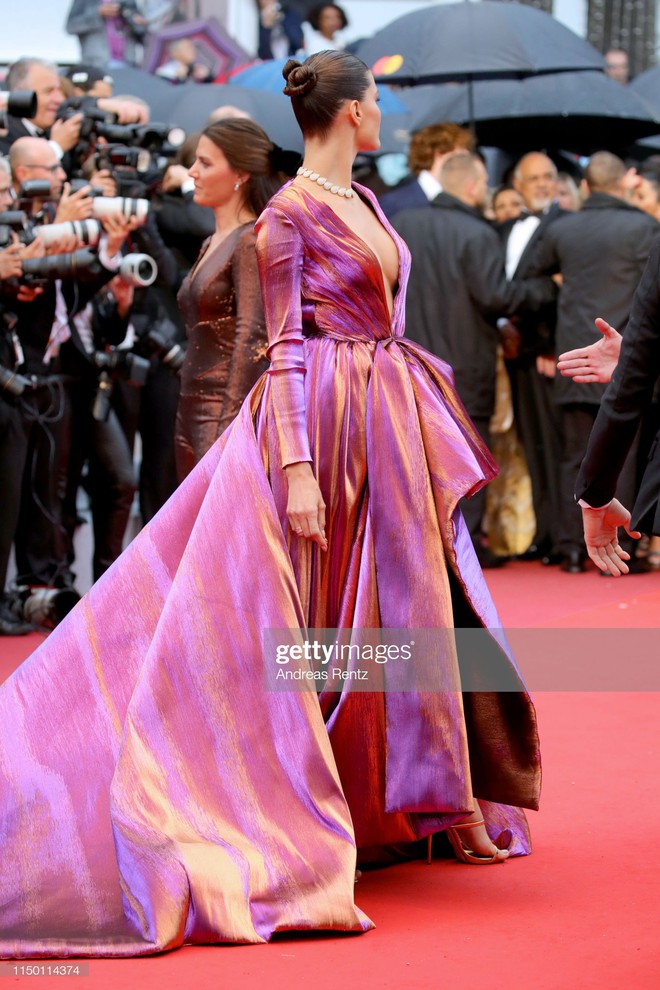 Thảm đỏ Cannes nhường spotlight cho Nick Jonas cung phụng Hoa hậu, Sui He gây sốc như không mặc gì - Ảnh 30.