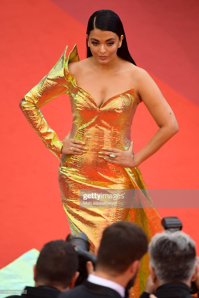 Cannes ngày 5: Ngọc Trinh đốt mắt với trang phục gây choáng bên Hoa hậu đẹp nhất Thế giới và dàn mỹ nhân nóng bỏng - Ảnh 9.