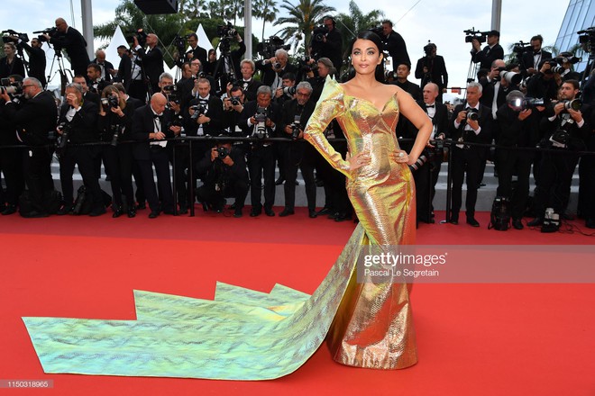 Cannes ngày 5: Ngọc Trinh đốt mắt với trang phục gây choáng bên Hoa hậu đẹp nhất Thế giới và dàn mỹ nhân nóng bỏng - Ảnh 10.