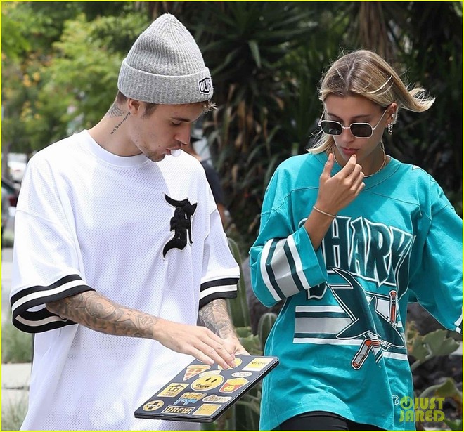 Giữa tâm bão tin đồn Selena kết hôn cùng tài tử 69 tuổi, Justin Bieber lại có biểu hiện này bên vợ - Ảnh 3.