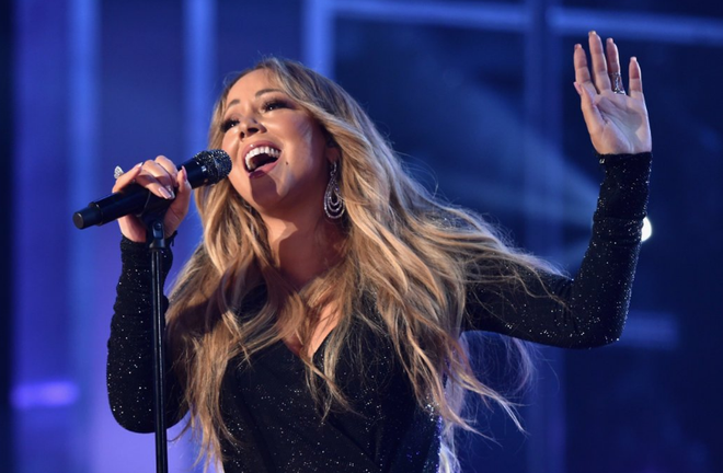 Khoảnh khắc sang chảnh nhất tại Billboard Awards: Mariah Carey tiện tay vứt rác lên sân khấu khiến khán giả hoang mang - Ảnh 3.