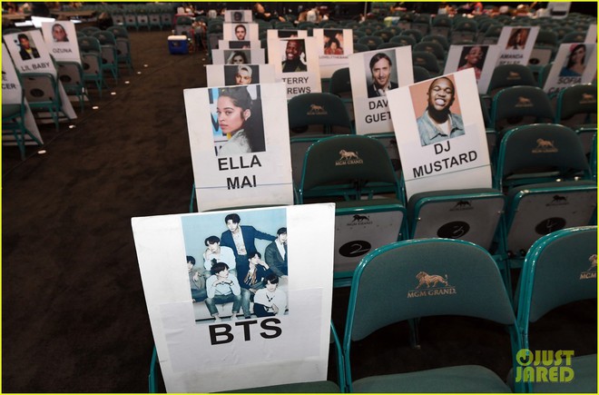 Nhìn lại các khoảnh khắc hiếm có tại BBMAs 2019: Drake ngơ ngác tìm BTS, Taylor Swift như fangirl trước màn biểu diễn của Mariah Carey - Ảnh 3.