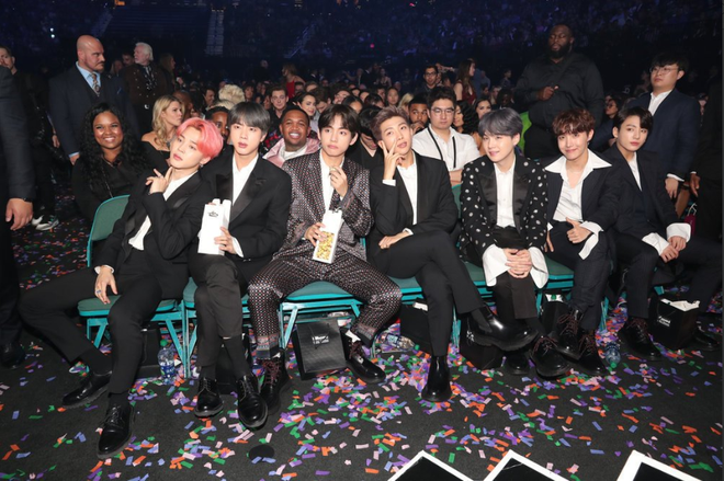 Nhìn lại các khoảnh khắc hiếm có tại BBMAs 2019: Drake ngơ ngác tìm BTS, Taylor Swift như fangirl trước màn biểu diễn của Mariah Carey - Ảnh 6.