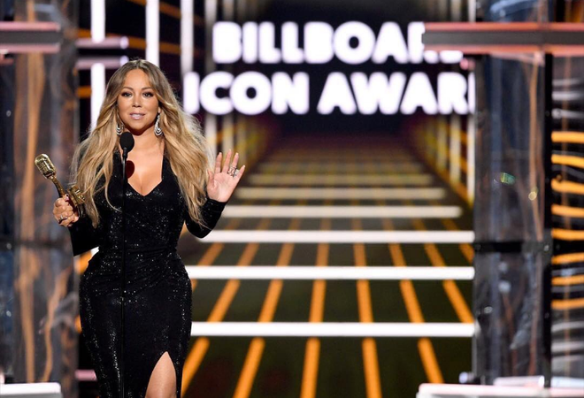 Khoảnh khắc sang chảnh nhất tại Billboard Awards: Mariah Carey tiện tay vứt rác lên sân khấu khiến khán giả hoang mang - Ảnh 2.