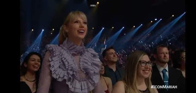 Nhìn lại các khoảnh khắc hiếm có tại BBMAs 2019: Drake ngơ ngác tìm BTS, Taylor Swift như fangirl trước màn biểu diễn của Mariah Carey - Ảnh 11.