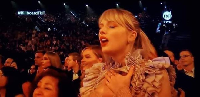 Nhìn lại các khoảnh khắc hiếm có tại BBMAs 2019: Drake ngơ ngác tìm BTS, Taylor Swift như fangirl trước màn biểu diễn của Mariah Carey - Ảnh 12.