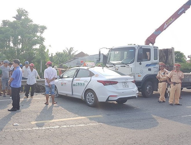 Taxi tông xe máy gãy đôi, người đàn ông tử vong thương tâm - Ảnh 1.