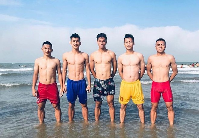 Cùng khoe body, nhưng dàn trai đẹp 6 múi CLB Hà Tĩnh ăn đứt các đàn anh Hà Nội FC - Ảnh 2.