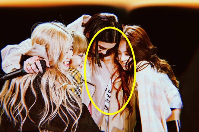 Từ khi nào mà BLACKPINK chỉ còn có 3 thành viên, Jisoo lại mất hút khi cả nhóm chụp ảnh với Dua Lipa thế này? - Ảnh 2.