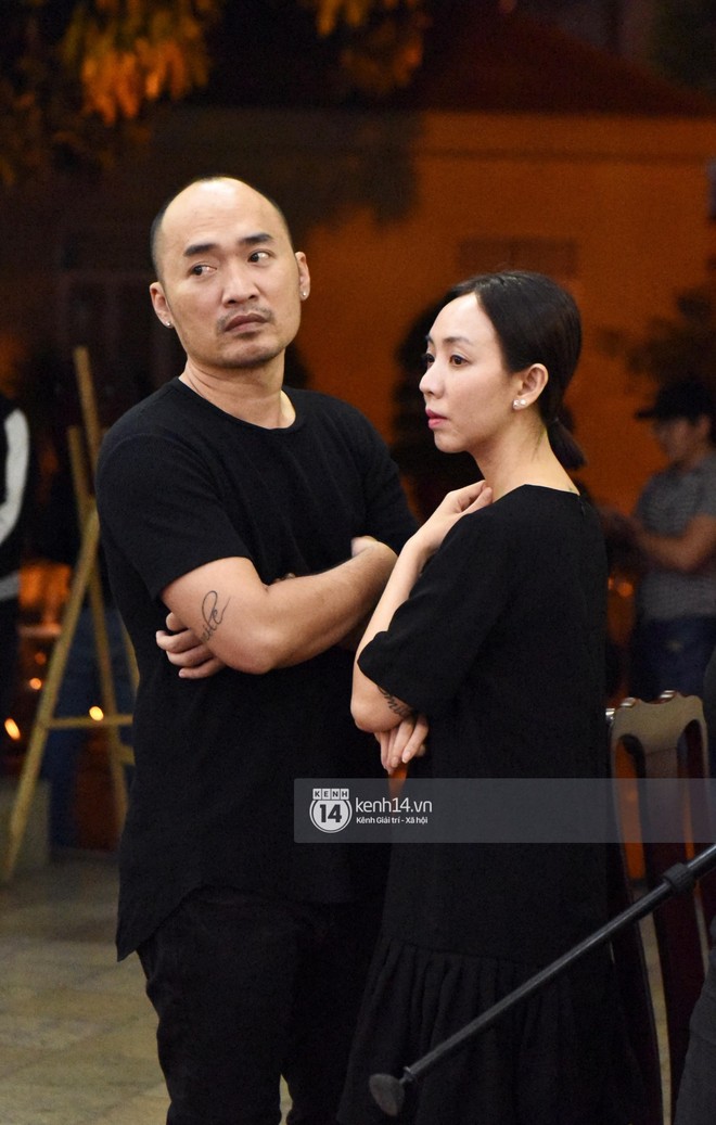 Dàn nghệ sĩ bất chấp mưa lớn tới thắp nhang cho nghệ sĩ Lê Bình trong buổi tối thứ hai tang lễ - Ảnh 3.