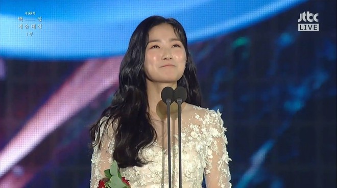 Baeksang 2019 gây tranh cãi: Burning gần như trắng tay, giải thưởng danh giá nhất lại về tay một cái tên mờ nhạt - Ảnh 9.