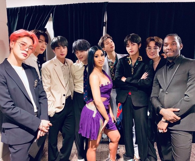 BTS tay bắt mặt mừng với Cardi B, Drake và loạt sao khủng trong hậu trường BBMAs: Liệu lời hứa hợp tác có thành hiện thực? - Ảnh 1.