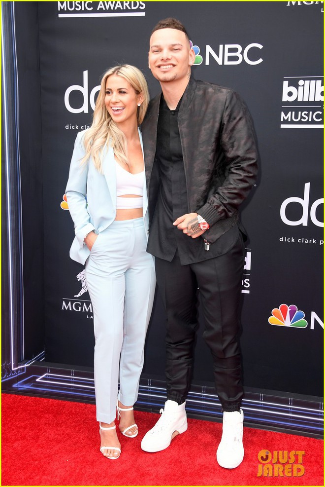 Thảm đỏ Billboard 2019: Taylor Swift sến sẩm bị d&agrave;n mỹ nh&acirc;n ngực khủng &aacute;t v&iacute;a, BTS lột x&aacute;c quyền lực b&ecirc;n qu&acirc;n đo&agrave;n sao - Ảnh 44.