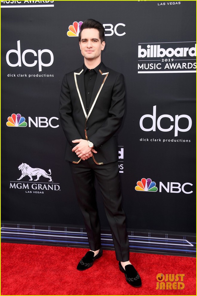 Thảm đỏ Billboard 2019: Taylor Swift sến sẩm bị d&agrave;n mỹ nh&acirc;n ngực khủng &aacute;t v&iacute;a, BTS lột x&aacute;c quyền lực b&ecirc;n qu&acirc;n đo&agrave;n sao - Ảnh 19.