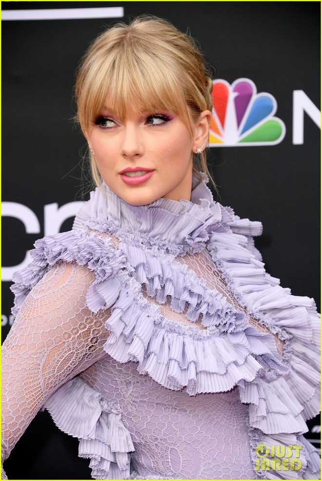 Thảm đỏ Billboard 2019: Taylor Swift sến sẩm bị dàn mỹ nhân ngực khủng át vía, BTS lột xác quyền lực bên quân đoàn sao - Ảnh 3.