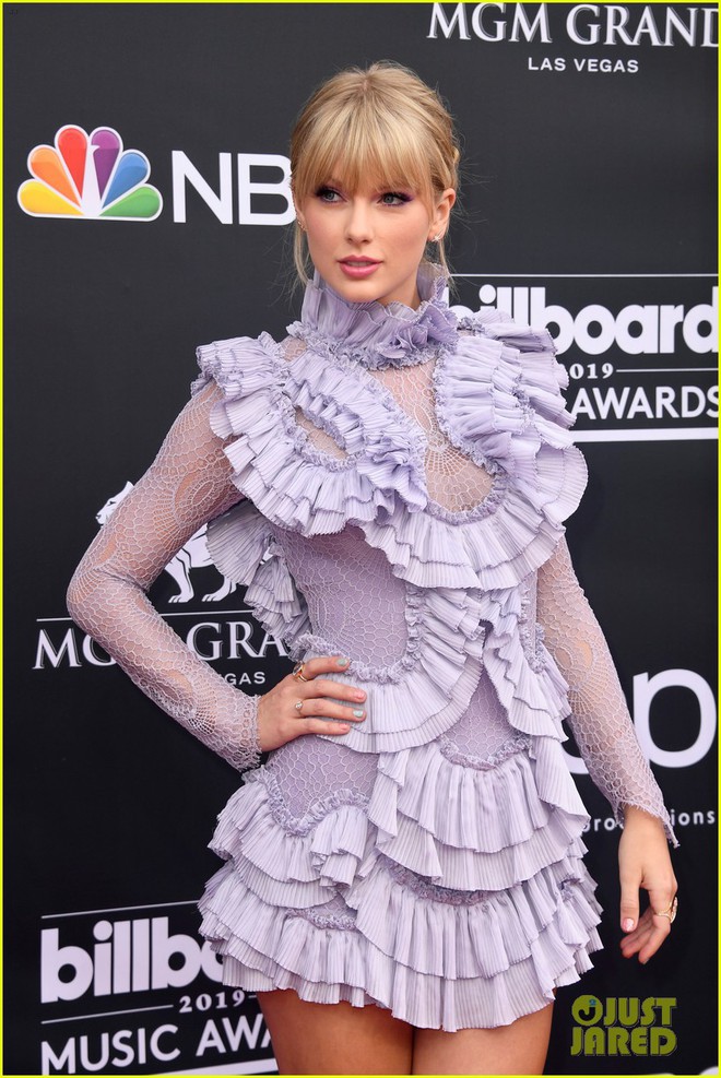 Thảm đỏ Billboard 2019: Taylor Swift sến sẩm bị dàn mỹ nhân ngực khủng át vía, BTS lột xác quyền lực bên quân đoàn sao - Ảnh 4.