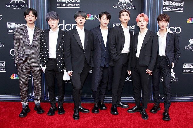 Thảm đỏ Billboard 2019: Taylor Swift sến sẩm bị d&agrave;n mỹ nh&acirc;n ngực khủng &aacute;t v&iacute;a, BTS lột x&aacute;c quyền lực b&ecirc;n qu&acirc;n đo&agrave;n sao - Ảnh 9.