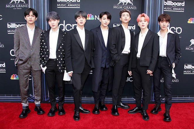 Thảm đỏ Billboard 2019: Taylor Swift sến sẩm bị dàn mỹ nhân ngực khủng át vía, BTS lột xác quyền lực bên quân đoàn sao - Ảnh 9.