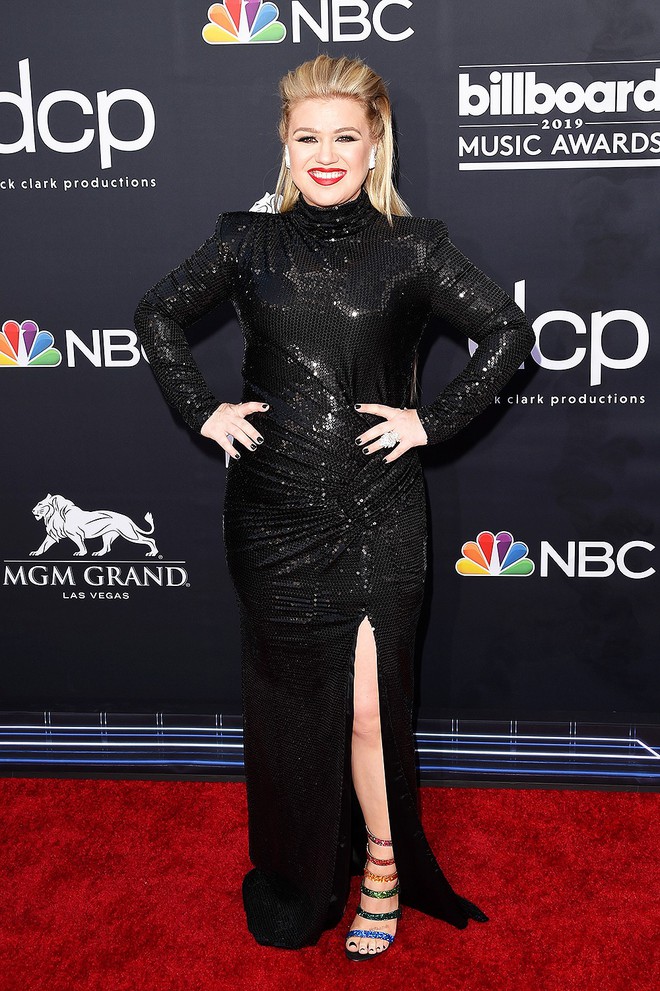 Thảm đỏ Billboard 2019: Taylor Swift sến sẩm bị d&agrave;n mỹ nh&acirc;n ngực khủng &aacute;t v&iacute;a, BTS lột x&aacute;c quyền lực b&ecirc;n qu&acirc;n đo&agrave;n sao - Ảnh 13.