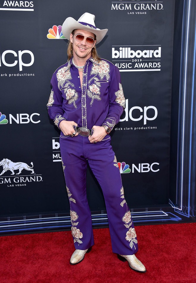 Thảm đỏ Billboard 2019: Taylor Swift sến sẩm bị d&agrave;n mỹ nh&acirc;n ngực khủng &aacute;t v&iacute;a, BTS lột x&aacute;c quyền lực b&ecirc;n qu&acirc;n đo&agrave;n sao - Ảnh 26.