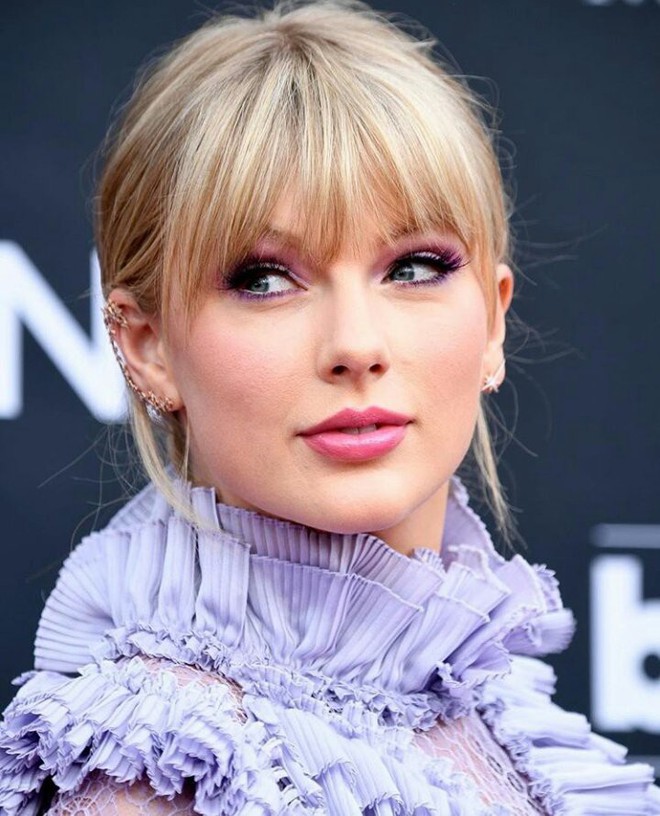 Trang phục bị ch&ecirc; sến s&uacute;a nhưng Taylor Swift vẫn khiến MXH Weibo sốt x&igrave;nh xịch v&igrave; makeup qu&aacute; đẹp - Ảnh 6.