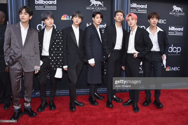 Thảm đỏ Billboard 2019: Taylor Swift sến sẩm bị dàn mỹ nhân ngực khủng át vía, BTS lột xác quyền lực bên quân đoàn sao - Ảnh 7.