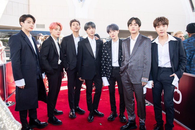 Thảm đỏ Billboard 2019: Taylor Swift sến sẩm bị dàn mỹ nhân ngực khủng át vía, BTS lột xác quyền lực bên quân đoàn sao - Ảnh 5.