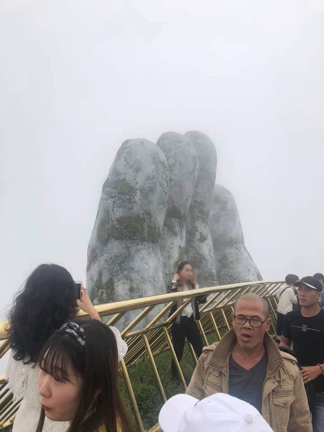 Góc chơi trội: Du khách chui hẳn ra ngoài lan can Cầu Vàng để chụp ảnh khiến nhiều người thót tim - Ảnh 2. Góc chơi trội: Du khách chui hẳn ra ngoài lan can Cầu Vàng để chụp ảnh khiến nhiều người thót tim - Ảnh 2.