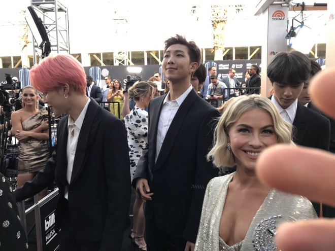 Sao thế giới phát cuồng vì BTS tại BBMAs: Tài tử Avengers mê mẩn, anh em Jonas và dàn sao háo hức như fangirl - Ảnh 22.