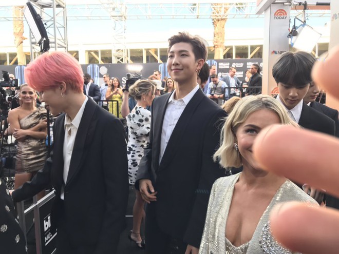 Sao thế giới phát cuồng vì BTS tại BBMAs: Tài tử Avengers mê mẩn, anh em Jonas và dàn sao háo hức như fangirl - Ảnh 23.