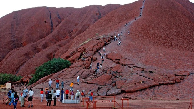 Australia: Du khách đổ xô lên núi thiêng Uluru trước khi bị đóng cửa vĩnh viễn - Ảnh 1.