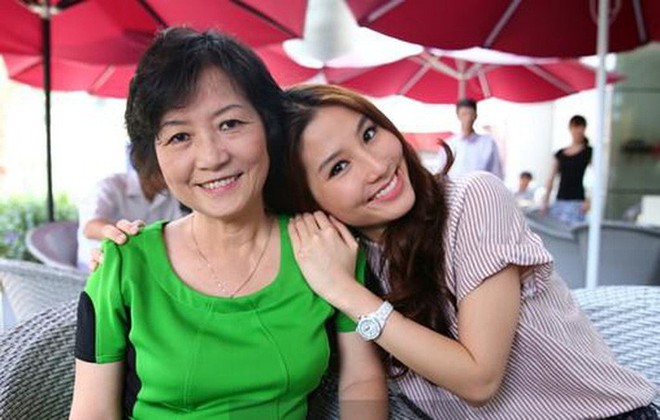 Rớt nước mắt khi biết l&yacute; do cảm động đằng sau những bộ v&aacute;y từng bị ch&ecirc; thảm họa của Diễm My 9X - Ảnh 1.