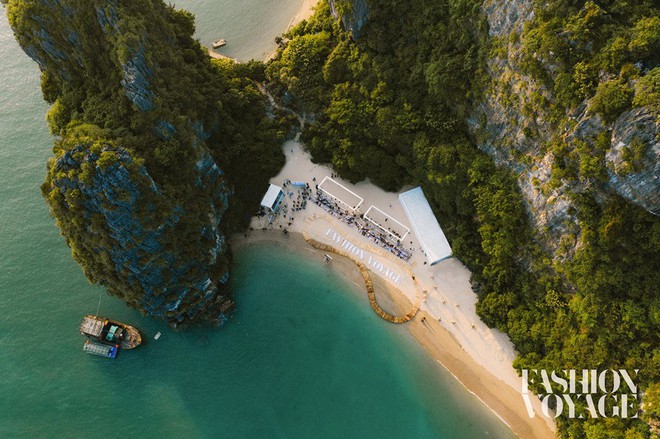 Kh&aacute;m ph&aacute; h&ograve;n đảo mới toanh ở Hạ Long vừa diễn ra fashion show đ&igrave;nh đ&aacute;m: L&ecirc;n h&igrave;nh đẹp đến cho&aacute;ng ngợp, mất 2,5 tiếng để di chuyển bằng t&agrave;u! - Ảnh 1.