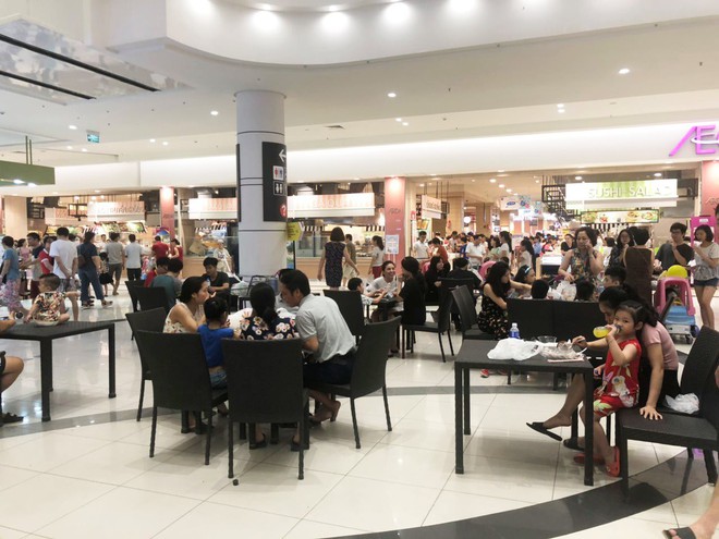 Nhiều người Hà Nội vào nằm ngồi la liệt để tránh nóng, Aeon Mall lập tức bổ sung thêm bàn ghế để phục vụ khách hàng - Ảnh 5.