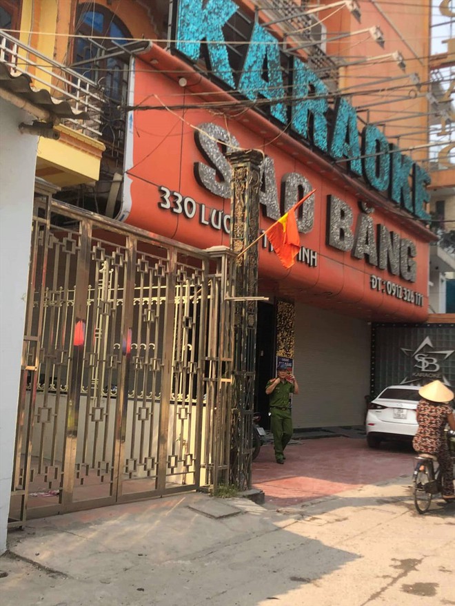 Nam Định: Nổ súng trước cửa quán karaoke khiến 1 người chết, 2 người bị thương - Ảnh 1.