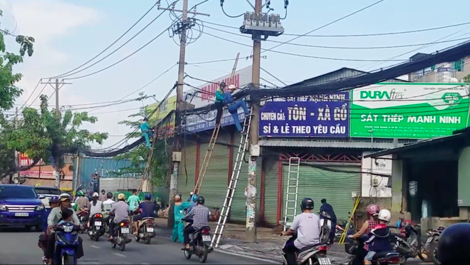 Dân hoảng sợ bỏ chạy tán loạn vì đường dây cáp viễn thông cháy phát nổ dữ dội ở Sài Gòn - Ảnh 4.