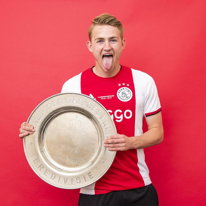Đội trưởng 19 tuổi đẹp trai như thi&ecirc;n thần của Ajax pose h&igrave;nh cực cute trong album kỷ niệm v&ocirc; địch H&agrave; Lan - Ảnh 1.