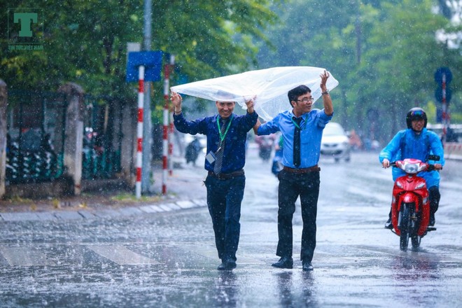 Nền nhiệt giảm nhanh 5 - 7 độ, miền Bắc đón mưa vàng giải nhiệt sau nắng gắt - Ảnh 1.