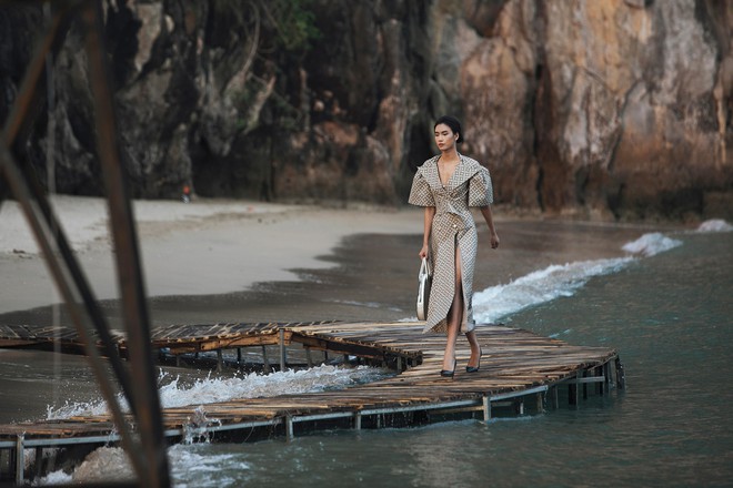 Trình diễn trên đảo hoang sơ, Fashion Voyage có những khoảnh khắc đẹp nín thở, tôn trọn vẹn vẻ đẹp kỳ quan của Vịnh Hạ Long - Ảnh 24.