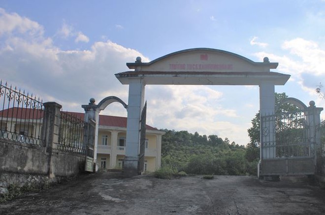 Trường hơn 16 tỷ bỏ hoang người d&acirc;n tận dụng phơi rơm nu&ocirc;i g&agrave; - Ảnh 1.