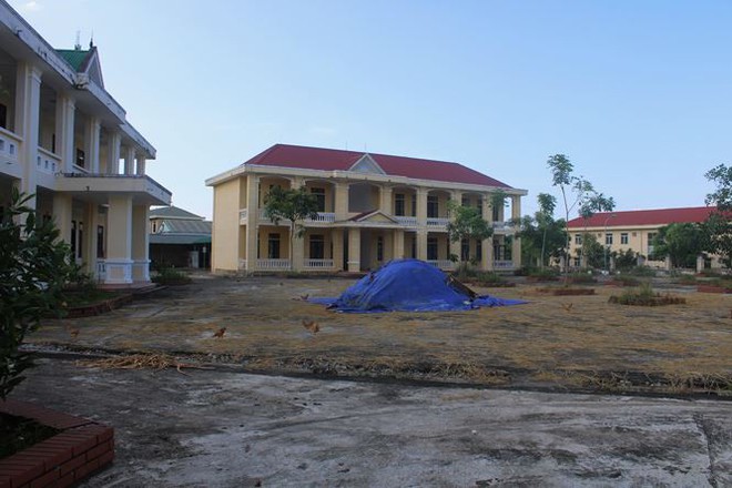 Trường hơn 16 tỷ bỏ hoang người d&acirc;n tận dụng phơi rơm nu&ocirc;i g&agrave; - Ảnh 2.