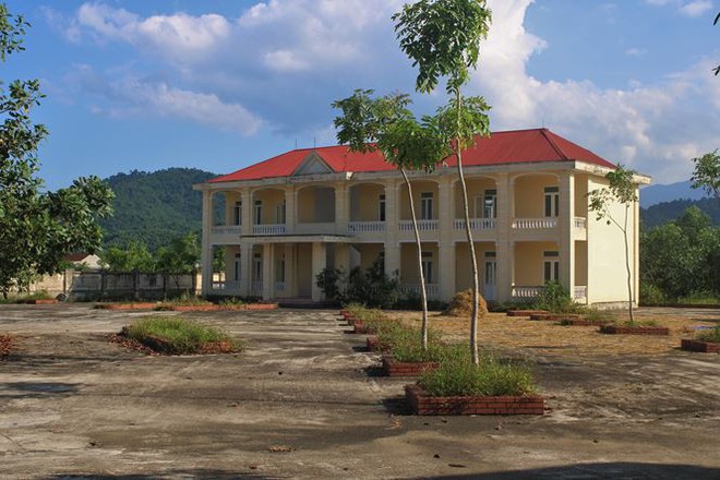 Trường hơn 16 tỷ bỏ hoang người d&acirc;n tận dụng phơi rơm nu&ocirc;i g&agrave; - Ảnh 4.