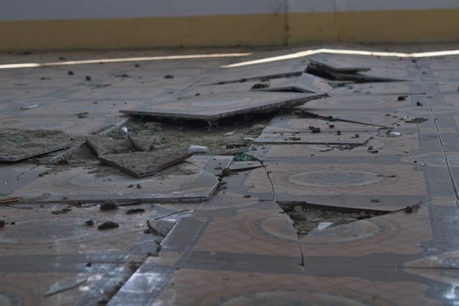 Trường hơn 16 tỷ bỏ hoang người d&acirc;n tận dụng phơi rơm nu&ocirc;i g&agrave; - Ảnh 5.