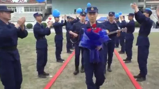 700 lính cứu hỏa Trung Quốc xếp hình trái tim trong đám cưới của đồng đội - Ảnh 6.
