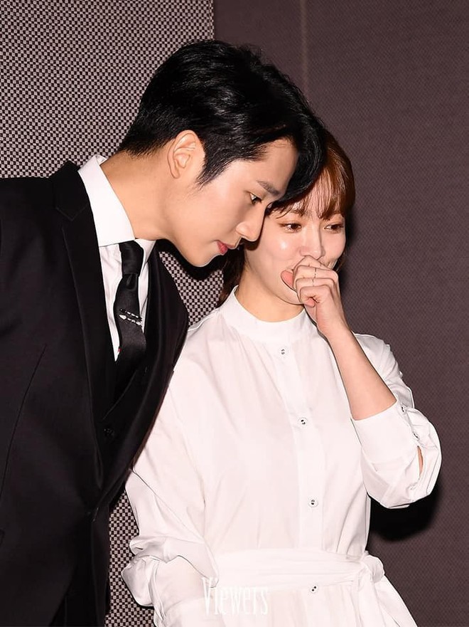 Hình ảnh déjà vu của mỹ nam Jung Hae In: Lại đóng cặp và nắm tay thân mật cùng 1 chị đẹp, nhưng không phải là Son Ye Jin - Ảnh 8.