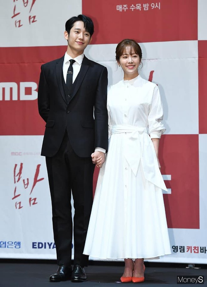 Hình ảnh déjà vu của mỹ nam Jung Hae In: Lại đóng cặp và nắm tay thân mật cùng 1 chị đẹp, nhưng không phải là Son Ye Jin - Ảnh 2.