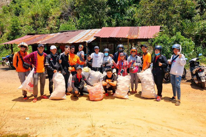 Nhóm bạn trẻ đu dây dọn rác tại vách đá ven biển Nha Trang: Chúng mình không làm để được khen, chỉ thấy hạnh phúc mà thôi - Ảnh 11.