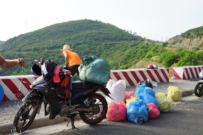 Nh&#243;m bạn trẻ đu d&#226;y dọn r&#225;c tại v&#225;ch đ&#225; ven biển Nha Trang: &quot;Ch&#250;ng m&#236;nh kh&#244;ng l&#224;m để được khen, chỉ thấy hạnh ph&#250;c m&#224; th&#244;i&quot; - Ảnh 9.